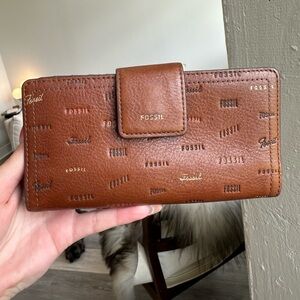 Woman’s Fossil wallet